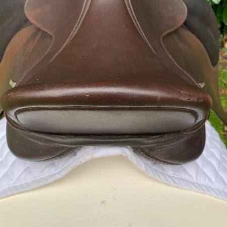 Image 18 of Wintec 16 inch dressage saddle
