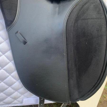 Image 6 of Thorowgood T4 17 inch dressage saddle
