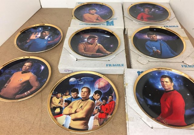 Image 3 of Star Trek bridge crew plate collection