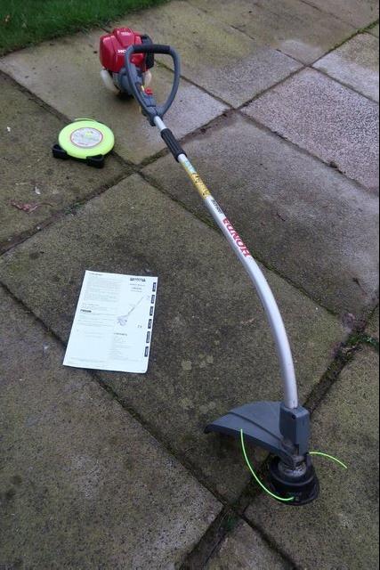 Preview of the first image of The Honda UMS 425 E garden strimmer.