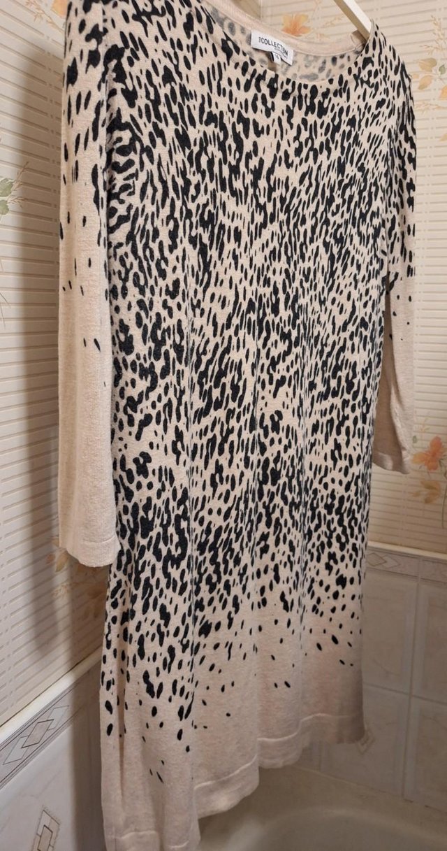 Preview of the first image of Ladies (longer length) Top (Debenhams) Beige & Black - Size:.