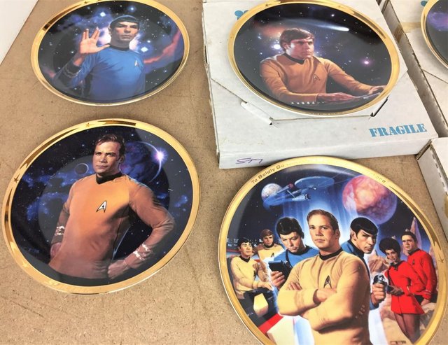 Preview of the first image of Star Trek bridge crew plate collection.