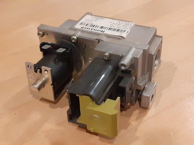 Preview of the first image of Honeywell gas valve for CH boiler, type 4700E 1049.