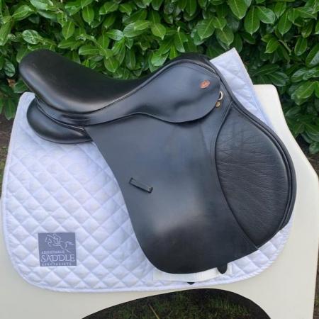 Image 12 of Kent And Masters 17.5inch Jump saddle (S3012)