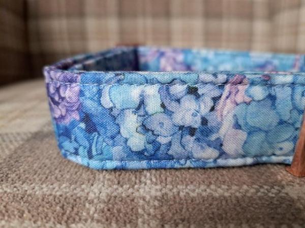 Image 5 of Brand new L/XL dog collar and bowtie, pretty floral fabric