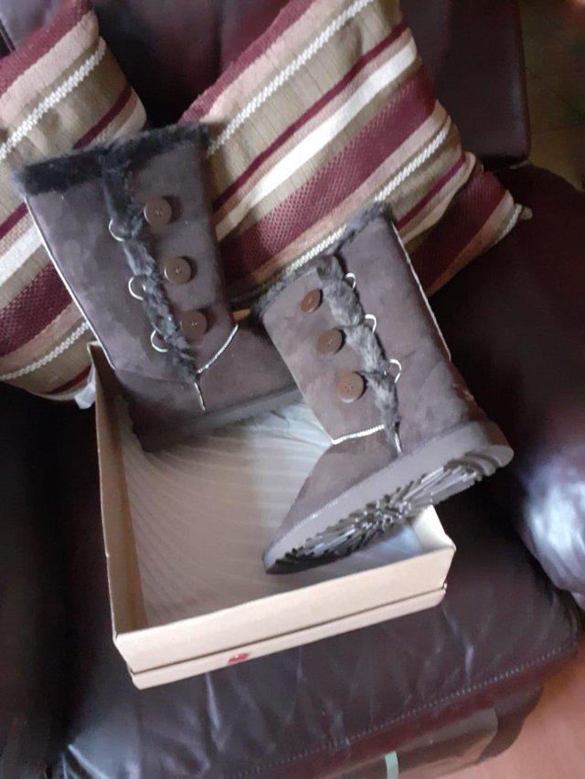 Preview of the first image of beautiful new ladies fashion boots.