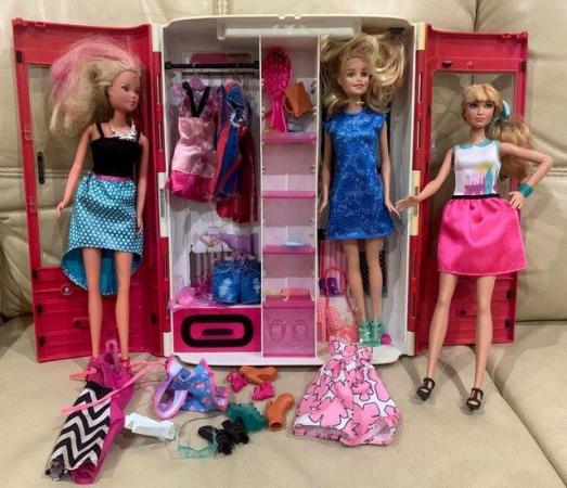 Image 2 of Barbie - 3 dolls and ultimate closet with accessories