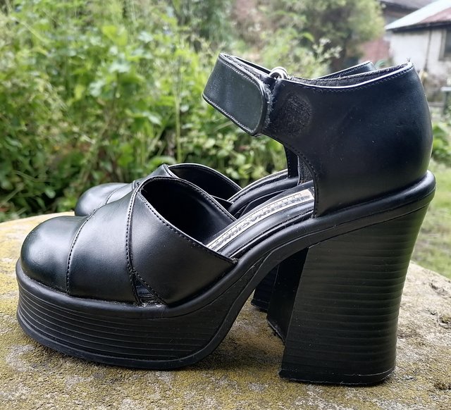 Preview of the first image of 90's platform high heeled black shoes size 3.