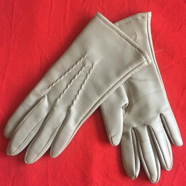 Preview of the first image of Vintage BHS taupe vinyl womens gloves.Acrylic lined. Size 6½.