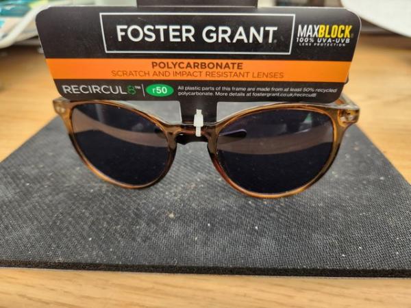 Image 3 of Foster Grant Unisex Sunglasses