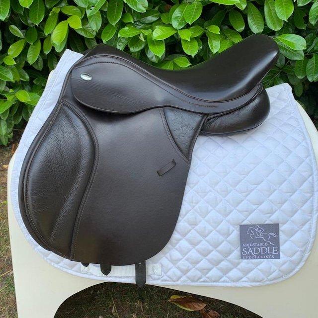 Preview of the first image of Thorowgood T8 17 inch cob saddle.