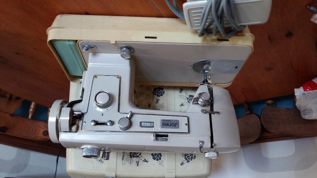 Image 2 of Jones M969 electric sewing machine from 1972 (vintage).