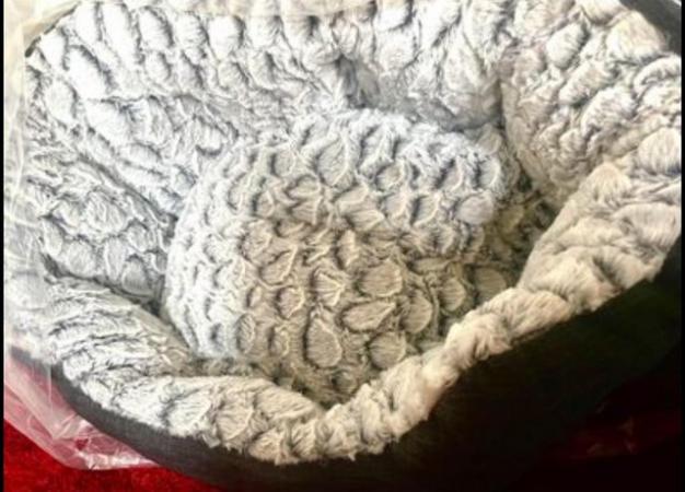 Image 2 of Grey Med/large Cat basket with fur lining
