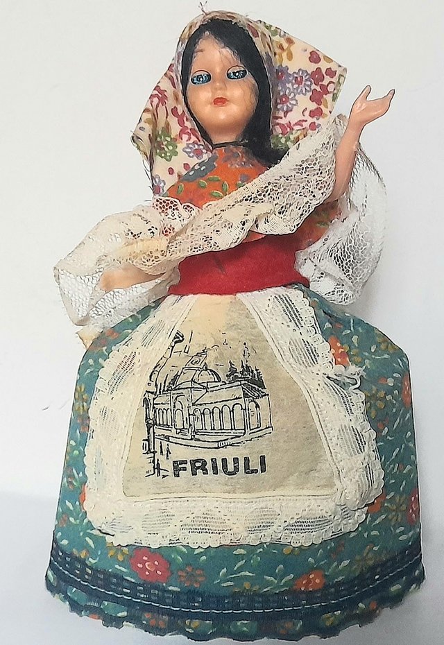 Preview of the first image of LUCIA * ITALIAN TRADITIONAL DOLL 16 cm GOOD.