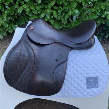 Image 1 of Kent & Masters 17.5" Low Profile Compact saddle (S2985)