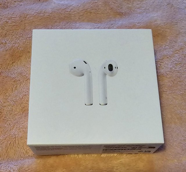 Preview of the first image of APPLE AirPods with Charging Case (2nd generation) - White.