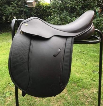 Image 1 of Show saddle wanted 17.5" XW with knee