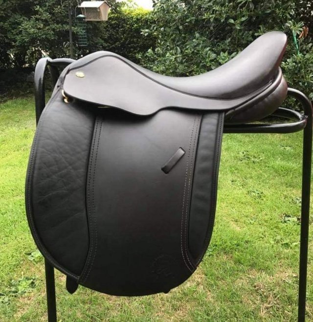 Preview of the first image of Show saddle wanted 17.5" XW with knee.