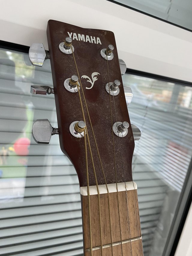 Preview of the first image of Yamaha 310 guitar like new.