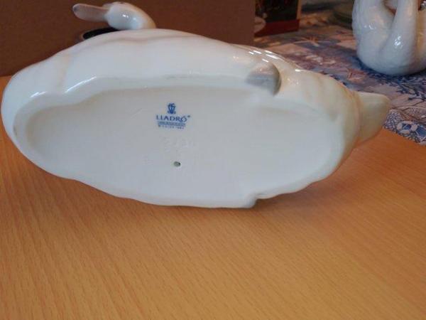Image 3 of Lladro Swan 5230 in mint condition