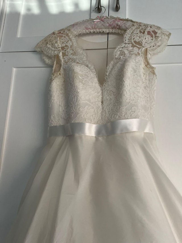 Preview of the first image of Size 10 Suzanne Neville wedding dress.