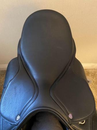 Image 3 of Cavaletti Dressage saddle - 17.5" - Black. Changeable gullet
