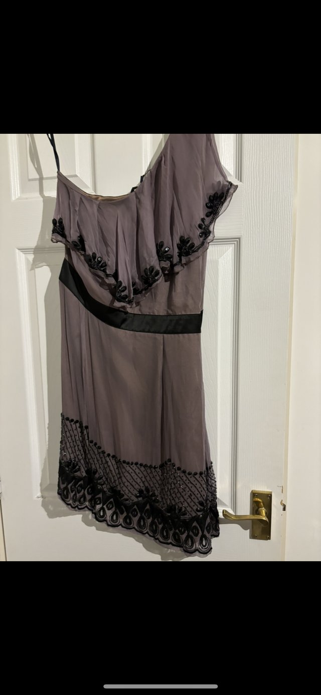 Preview of the first image of Women’s French Connection Dress size 8.