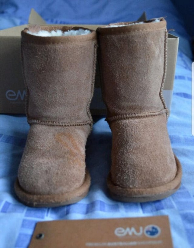 Preview of the first image of Wallaby Lo EMU Sheepskin Boots Size UK 8 KIDS.