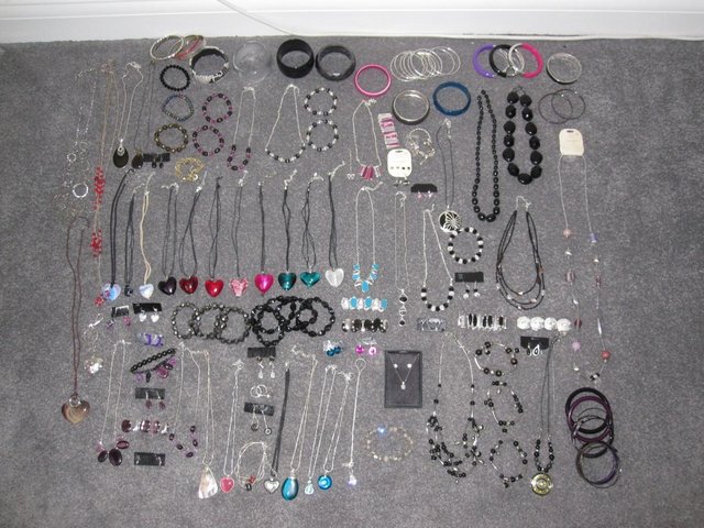 Preview of the first image of Assortment of costume jewellery.