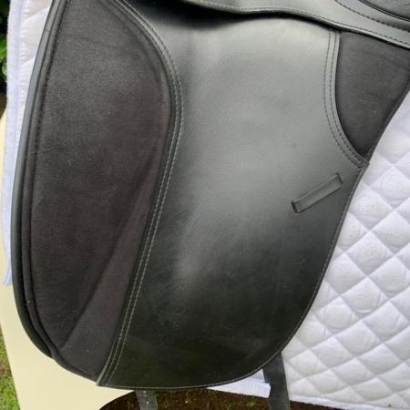 Image 2 of Thorowgood T4 17 inch high wither dressage saddle