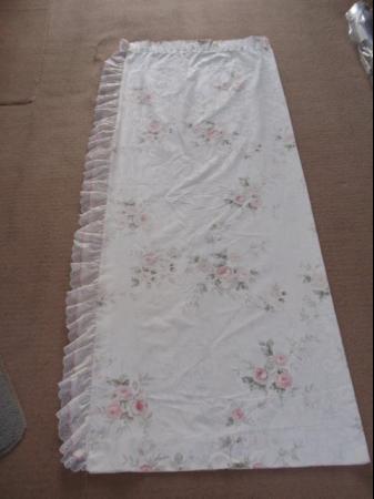 Image 3 of 1 Pair of White Flowered Curtains