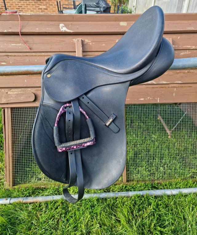 Preview of the first image of Wintec saddle 17.5 changeable gullet.