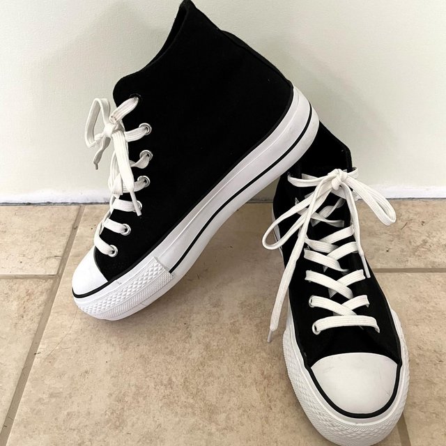 Preview of the first image of AS-NEW women's black high top flatform trainers. Size 6/39.