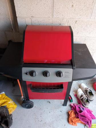 Image 2 of Gas barbeque with a neat empty bottle hardly used