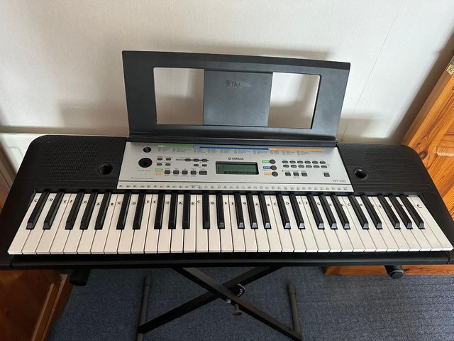 Preview of the first image of Yamaha keyboard with stand.