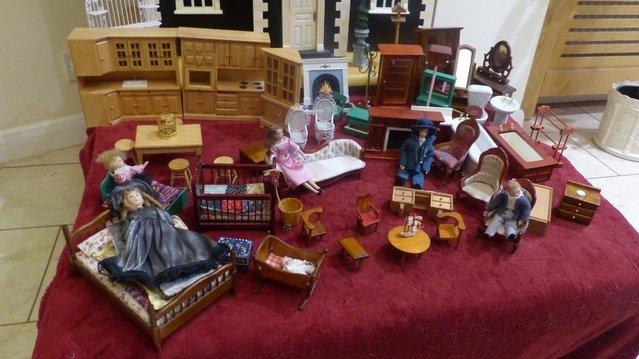 Image 6 of Georgian style Dolls House complete.