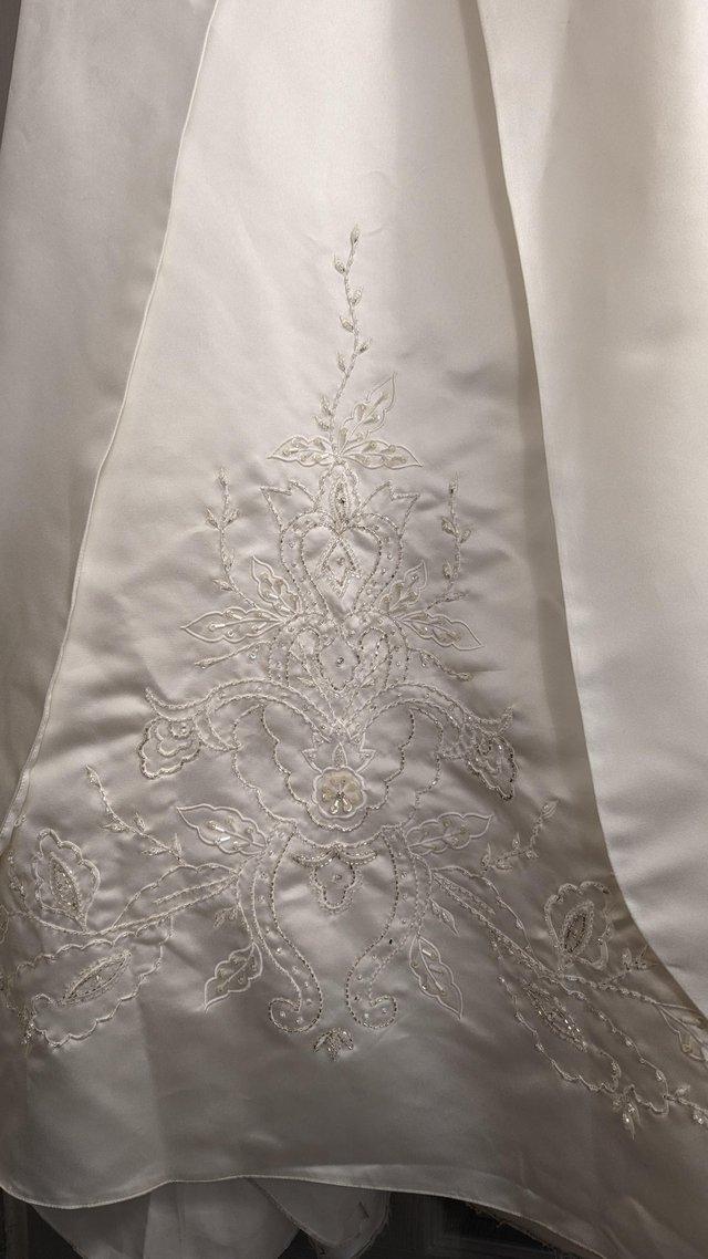Preview of the first image of Gorgeous wedding dress size 18.