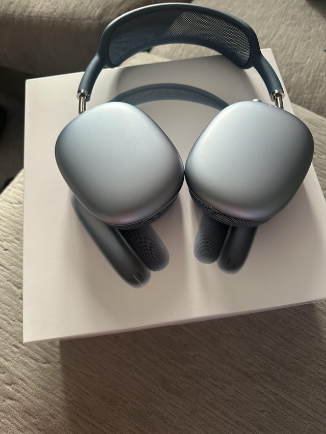 Preview of the first image of apple air pod max with case and box.