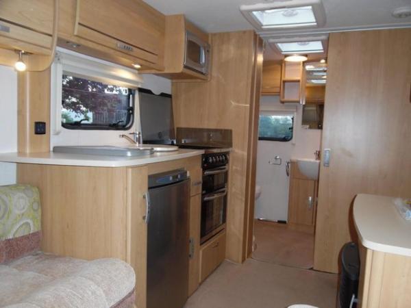 Image 5 of 2011 LUNAR ULTIMA 462,2 BERTH,AWNING,MOVER,SUPER COND.