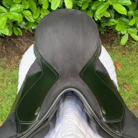 Image 5 of Thorowgood T4 17.5" dressage saddle (S3169)
