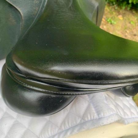 Image 16 of Kent and Masters 17.5 inch high wither dressage saddle