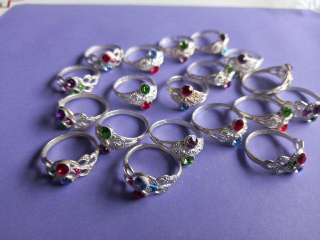 Preview of the first image of 19 pretty silver rings for a tenner.