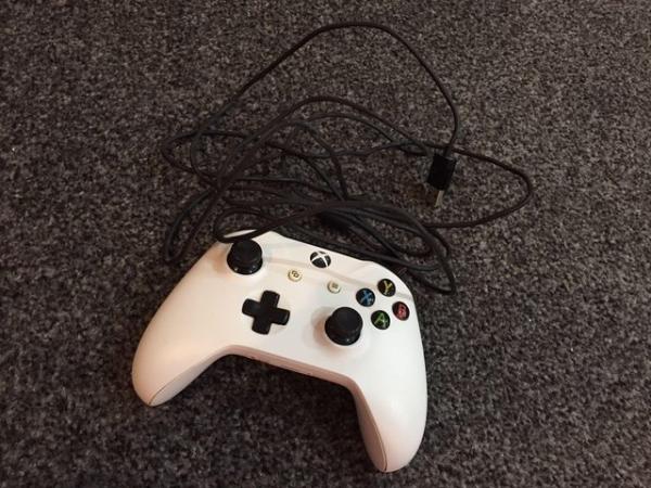 Image 1 of Xbox Wireless Controller + Micro USB Cable (Xbox Series One)