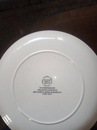 Image 2 of Wedgewood collector's plate: Silver Jubilee Vintage