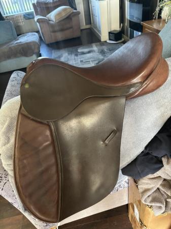 Image 3 of 17.5 inch brown English leather eclipse saddle