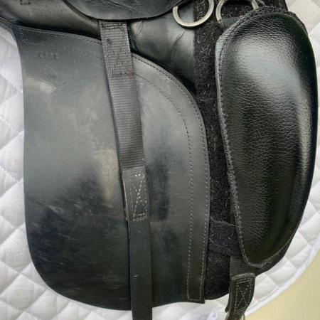 Image 16 of kent and Masters 17 inch cob dressage saddle