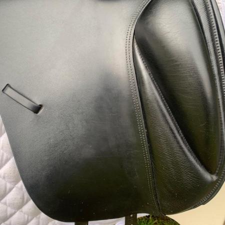 Image 12 of Kent & Masters 17.5 S-Series Dressage  Surface Block saddle