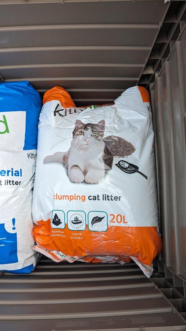 Preview of the first image of Lots of bags of cat litter (broken bags).