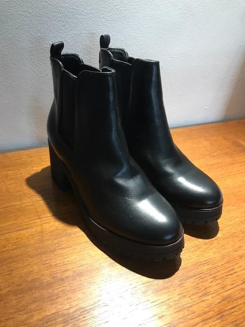 Preview of the first image of Ladies black boots with chunky heel - Brand new.