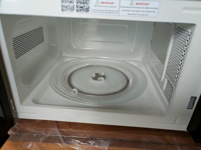 Preview of the first image of Microwave – Cookworks 700W 17L.